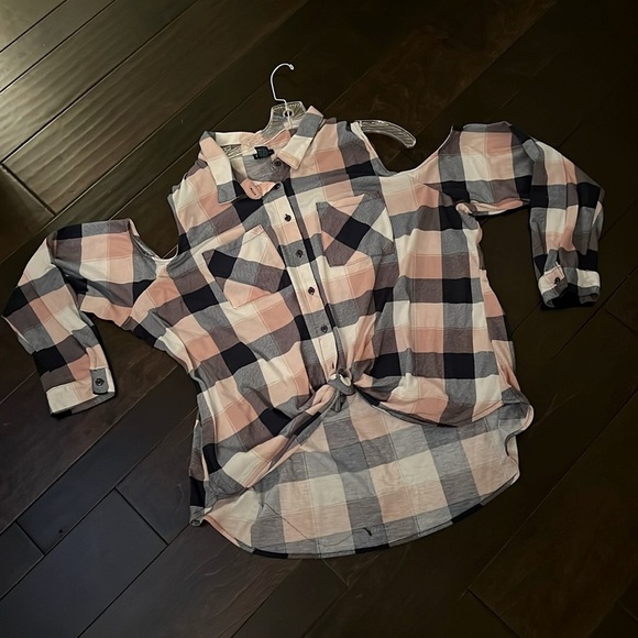 Rue21 Tops - Rue 21 cold shoulder cropped pink and black flannel